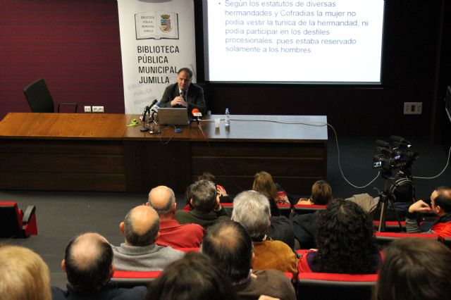 Cayetano Herrero destaca el esfuerzo de la mujer en la Semana Santa de Jumilla a lo largo de su evolución - 3, Foto 3