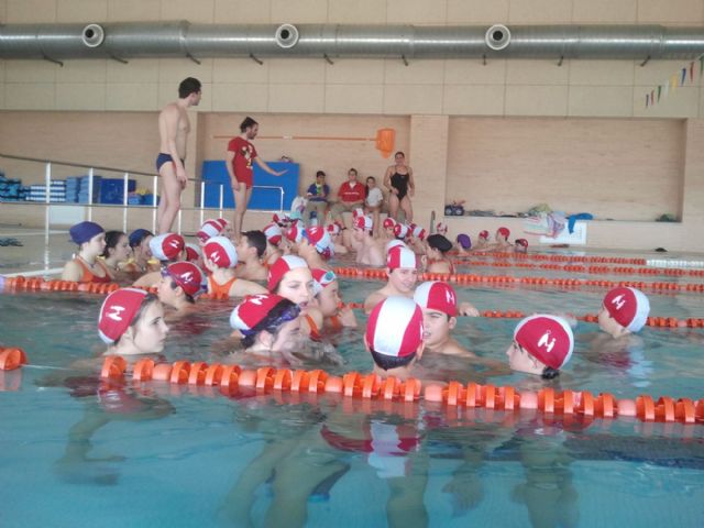 Margarita Domínguez y Pedro Fontcuberta acercan la natación a los alumnos del Miralmonte - 1, Foto 1