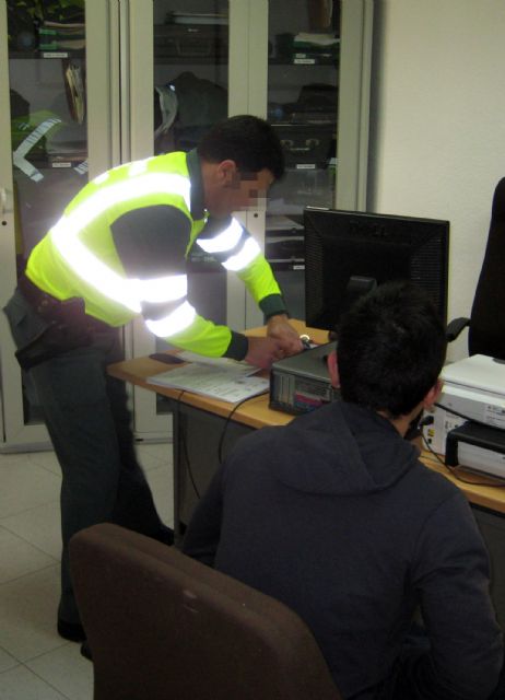 La Guardia Civil detiene a una persona que atropelló al conductor de un ciclomotor y se dio a la fuga - 1, Foto 1