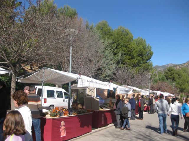 Good atmosphere of visitors in the "Holy Artisan Market" held on the last Sunday of each month, Foto 2