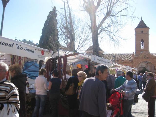 Buen ambiente de visitantes en el Mercado Artesano de La Santa que se celebra el último domingo de cada mes, Foto 3