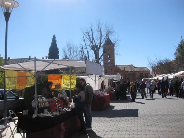 Buen ambiente de visitantes en el Mercado Artesano de La Santa que se celebra el último domingo de cada mes, Foto 5