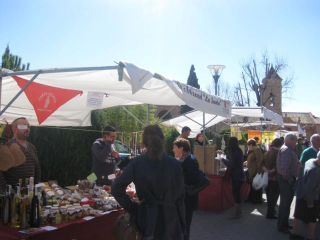 Buen ambiente de visitantes en el Mercado Artesano de La Santa que se celebra el último domingo de cada mes, Foto 6