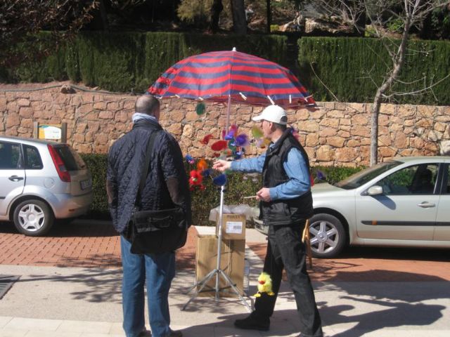Buen ambiente de visitantes en el Mercado Artesano de La Santa que se celebra el último domingo de cada mes, Foto 7