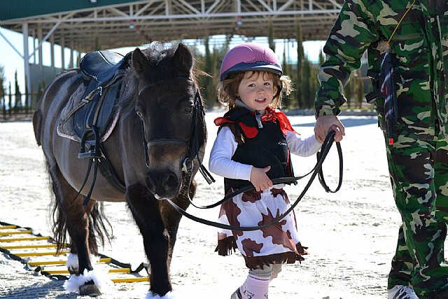 Alumna de la escuela PonyClub Aros, con su poni y el monitor, Foto 1