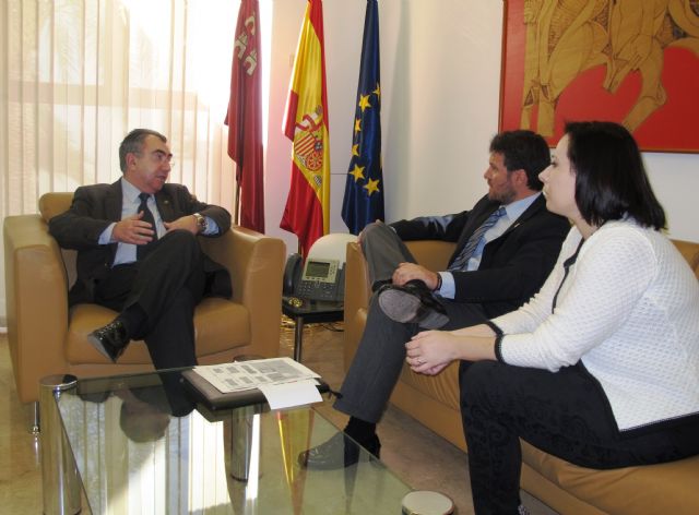 El consejero Manuel Campos recibe al alcalde de Alhama de Murcia - 1, Foto 1