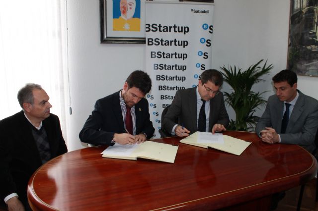 El alcalde de Alhama de Murcia firma un convenio con el banco Sabadell para dotar de financiacin preferente a los emprendedores del municipio, Foto 1