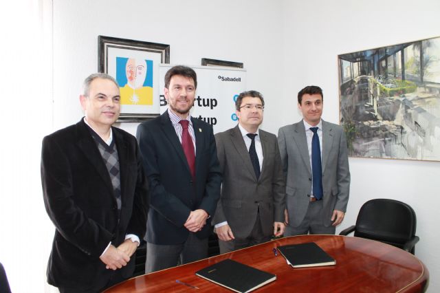 El alcalde de Alhama de Murcia firma un convenio con el banco Sabadell para dotar de financiacin preferente a los emprendedores del municipio, Foto 2