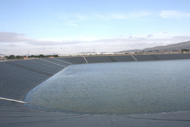 El Presidente de la Comunidad Autónoma inaugura el embalse que permitirá aprovechar para regadío las aguas de la depuradora de Yecla - 2, Foto 2