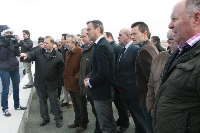 El Presidente de la Comunidad Autónoma inaugura el embalse que permitirá aprovechar para regadío las aguas de la depuradora de Yecla - 3, Foto 3