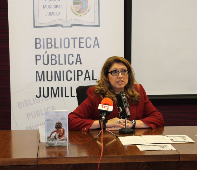 María Serralba presenta en Jumilla El Dios del Faro, una historia de amor, por encima de los matices - 2, Foto 2