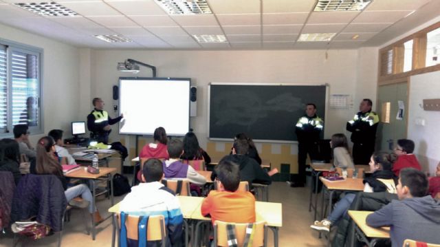 La Policía Local imparte unas charlas a alumnos del IES n° 2 torreño - 1, Foto 1