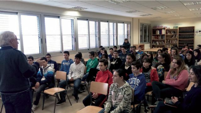 Alumnos del IES n°2 protagonizan un encuentro con el escritor Alfredo Gómez Cerdá - 1, Foto 1