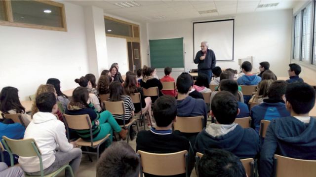 Alumnos del IES n°2 protagonizan un encuentro con el escritor Alfredo Gómez Cerdá - 2, Foto 2