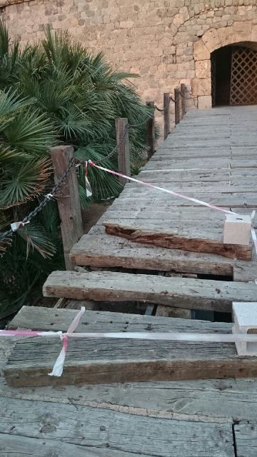 SPCT alerta de la situación de la pasarela de acceso al campus de la muralla de la UPCT - 1, Foto 1