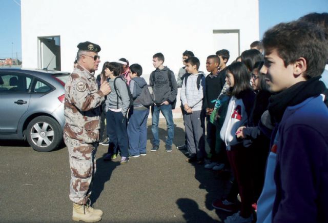 El IES n°2 torreño visita la Base Aérea y Escuela de Paracaidismo Méndez Parada - 1, Foto 1