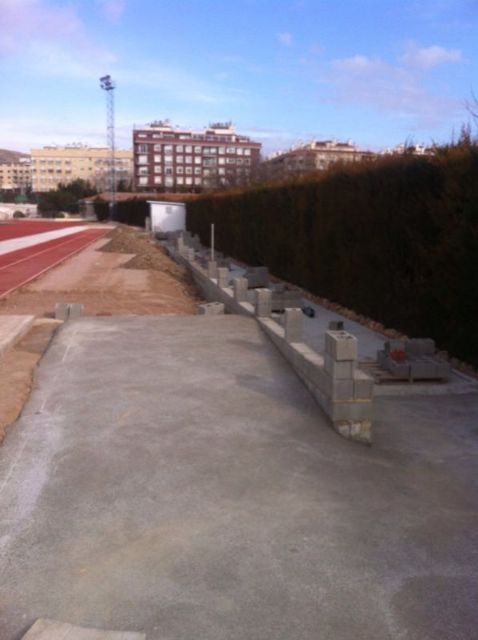 La Concejalía de Deportes ultima la pavimentación del anillo exterior de la pista de atletismo - 1, Foto 1