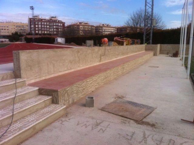 La Concejalía de Deportes ultima la pavimentación del anillo exterior de la pista de atletismo - 2, Foto 2