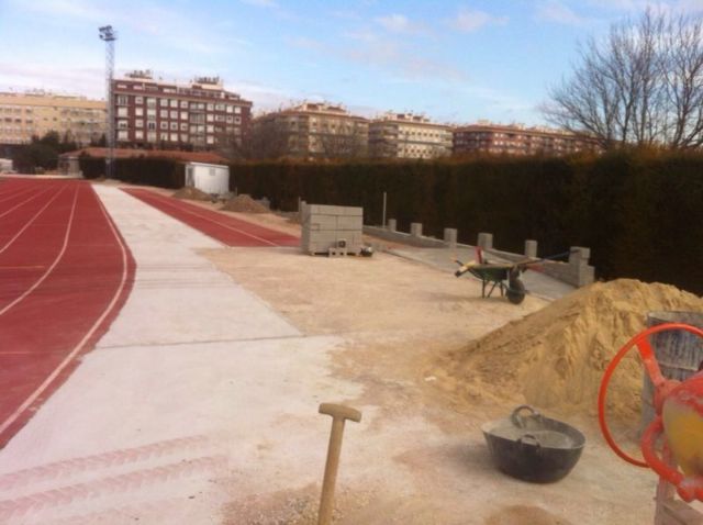 La Concejalía de Deportes ultima la pavimentación del anillo exterior de la pista de atletismo - 3, Foto 3