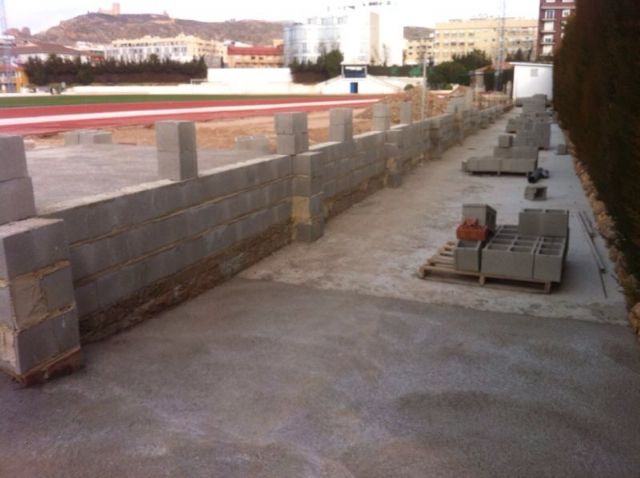 La Concejalía de Deportes ultima la pavimentación del anillo exterior de la pista de atletismo - 5, Foto 5