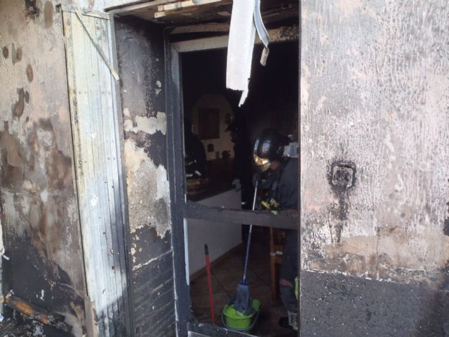 Bomberos de Cartagena evitan que el fuego arrase una casa en El Albujón - 1, Foto 1
