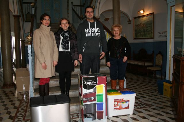 Los ganadores del sorteo de la campaña sobre reciclaje reciben sus premios - 1, Foto 1