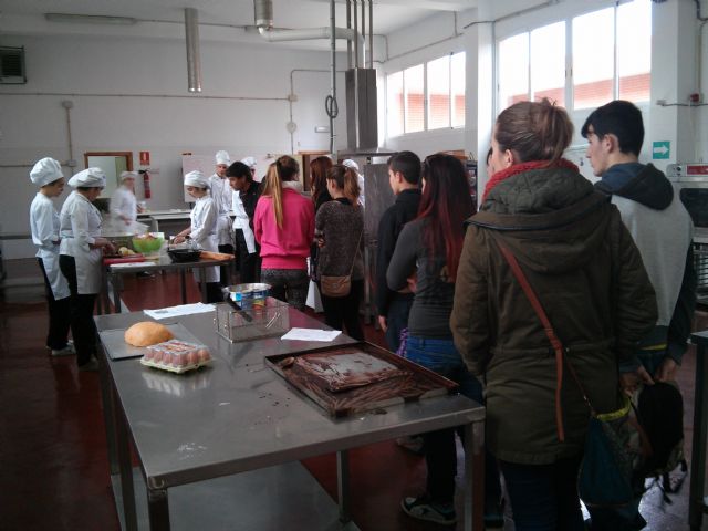 Alumnos del Aula Ocupacional visitan el Programa de Cualificación Profesional de Cocina que se imparte en el IES Juan Bosco de Lorca, Foto 2