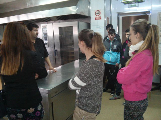 Alumnos del Aula Ocupacional visitan el Programa de Cualificación Profesional de Cocina que se imparte en el IES Juan Bosco de Lorca - 4, Foto 4