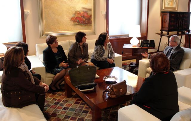 El presidente de la Comunidad recibe a las asociaciones y federaciones de mujeres de la Región de Murcia - 2, Foto 2