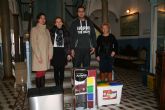 Los ganadores del sorteo de la campaña sobre reciclaje reciben sus premios