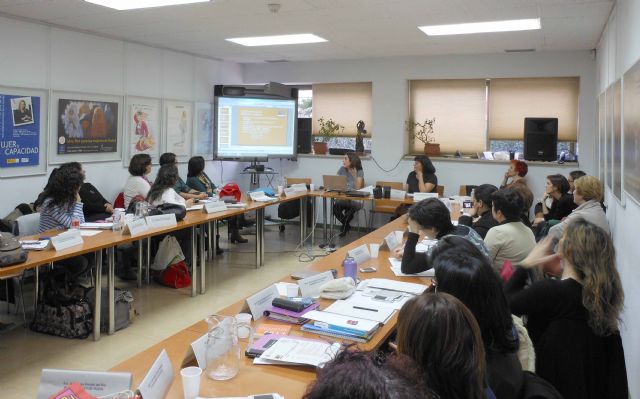 Caravaca expone en el Instituto de la Mujer el programa de inserción laboral Aurora - 1, Foto 1