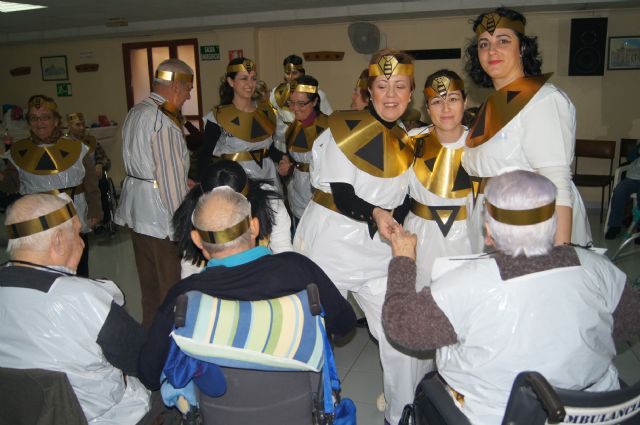 Usuarios del SED y del SEDA del Centro Municipal de Personas Mayores de Totana participan en el carnaval, Foto 6