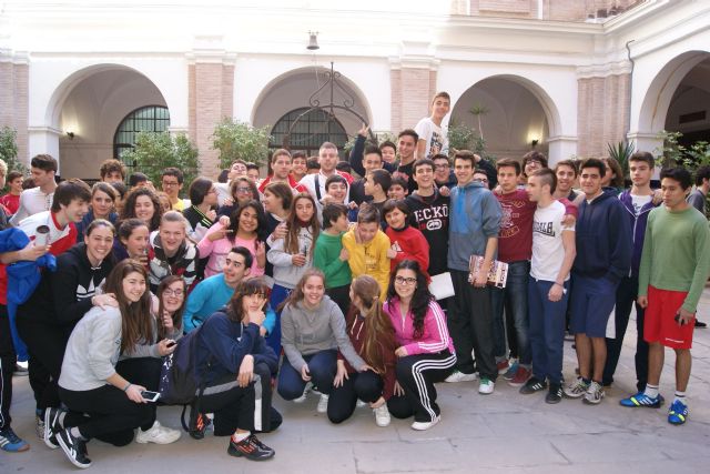 Miguelín y Raúl Campos se dan un baño de escolares en el IES Fco. Cascales - 1, Foto 1