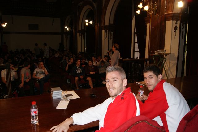 Miguelín y Raúl Campos se dan un baño de escolares en el IES Fco. Cascales - 2, Foto 2