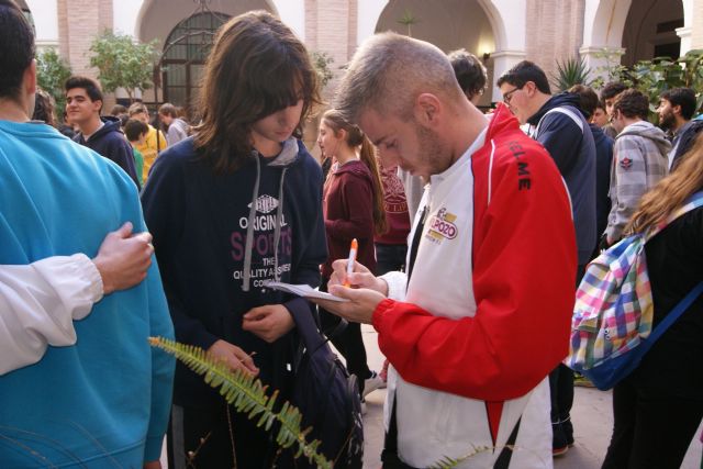 Miguelín y Raúl Campos se dan un baño de escolares en el IES Fco. Cascales - 3, Foto 3