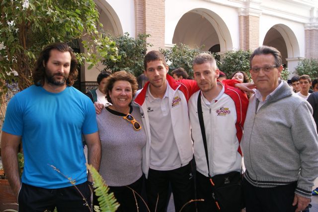 Miguelín y Raúl Campos se dan un baño de escolares en el IES Fco. Cascales - 4, Foto 4