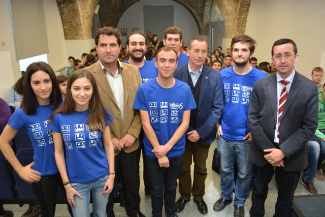 Los vicerrectores Francisco Martínez y Juan Luis Pedreño, junto al director de la Escuela de Teleco, Leandro Juan, y los organizadores de la VI Teleco Lan Party durante la presentación., Foto 1
