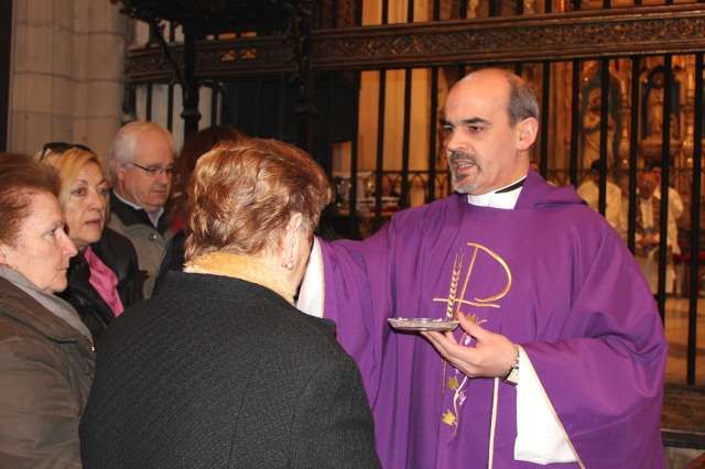 “La ceniza es fea, gris y mancha, al igual que el pecado, y nos recuerda que nuestra vida es frágil y caduca” - 2, Foto 2