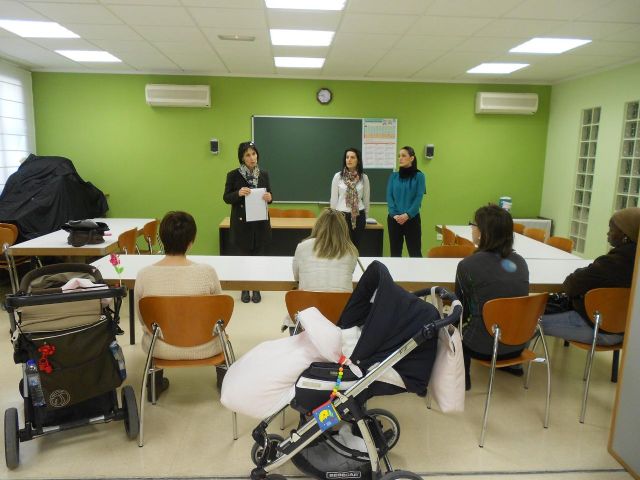 El Ayuntamiento continúa con los talleres para que padres y madres aprendan estimulación temprana y prevención de la salud con sus bebés - 1, Foto 1