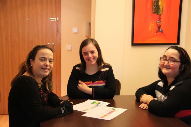 El ayuntamiento de Murcia premia a tres jóvenes compañeras de piso con discapacidad intelectual por el día de la mujer - 1, Foto 1