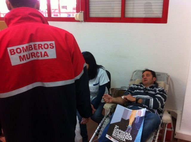 Los bomberos donan sangre como gesto de gratitud a la sociedad murciana - 1, Foto 1