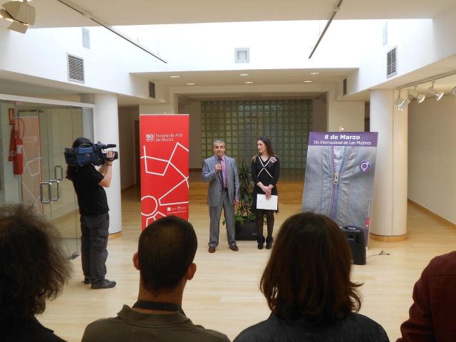 Los alumnos de la Escuela de Arte y Diseño de Murcia muestra su rechazo a la violencia contra la mujer - 2, Foto 2