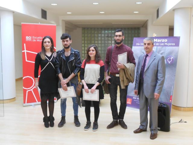 Los alumnos de la Escuela de Arte y Diseño de Murcia muestra su rechazo a la violencia contra la mujer - 3, Foto 3