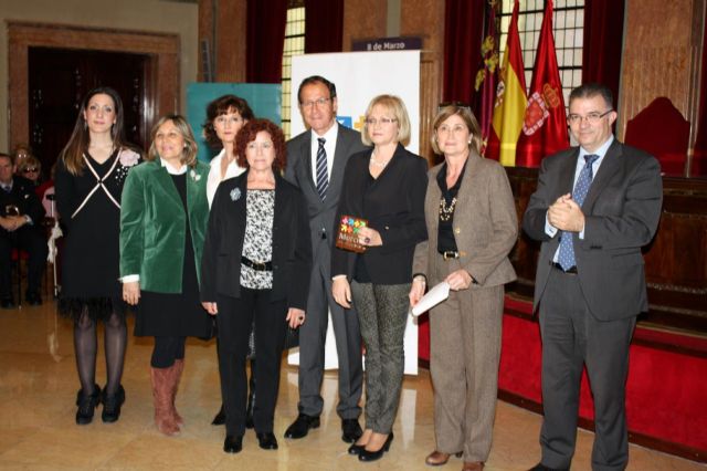 El Alcalde entrega los premios concedidos a personas destacadas por su labor en beneficio de una Murcia en igualdad - 5, Foto 5