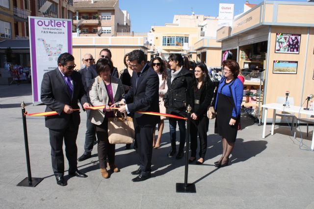 El outlet convierte la Plaza del Ayuntamiento en un centro comercial este fin de semana - 1, Foto 1
