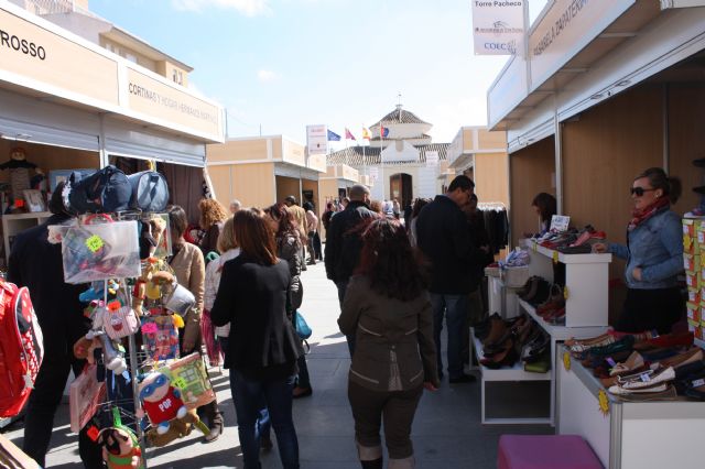 El outlet convierte la Plaza del Ayuntamiento en un centro comercial este fin de semana - 2, Foto 2