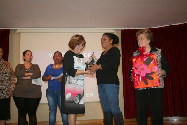 Entregados los Premios del Área de la Mujer a la Asociación Hileras de Alcantarilla, a nivel institucional y a Dña. Encarna Guirao Jara, a nivel individual - 4, Foto 4