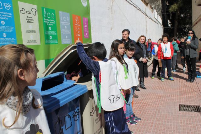 Los centros escolares cuentan desde hoy con papeleras para el reciclaje - 1, Foto 1