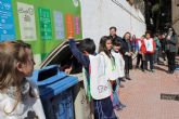 Los centros escolares cuentan desde hoy con papeleras para el reciclaje