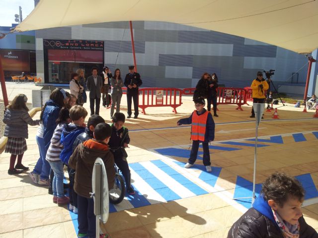 Ayuntamiento, Tráfico y Centro Comercial Almenara ponen en marcha la segunda fase del Programa de Educación Vial 2014 - 1, Foto 1